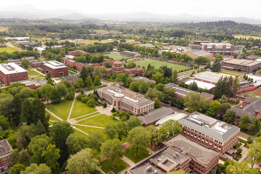 科瓦利斯校园的鸟瞰图，以砖砌建筑和中央草坪为特色